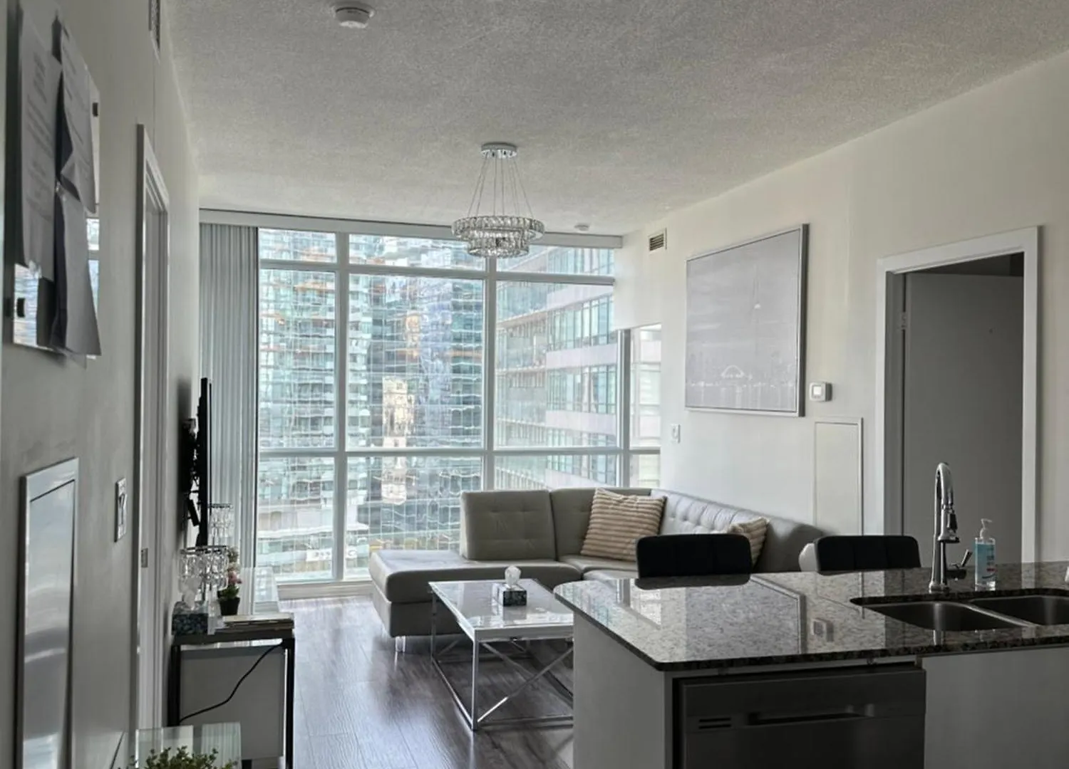 Newly Updated 2Br, 2Bath & Den In Downtown Toronto Beside Union Station & Scotia Bank Arena! location