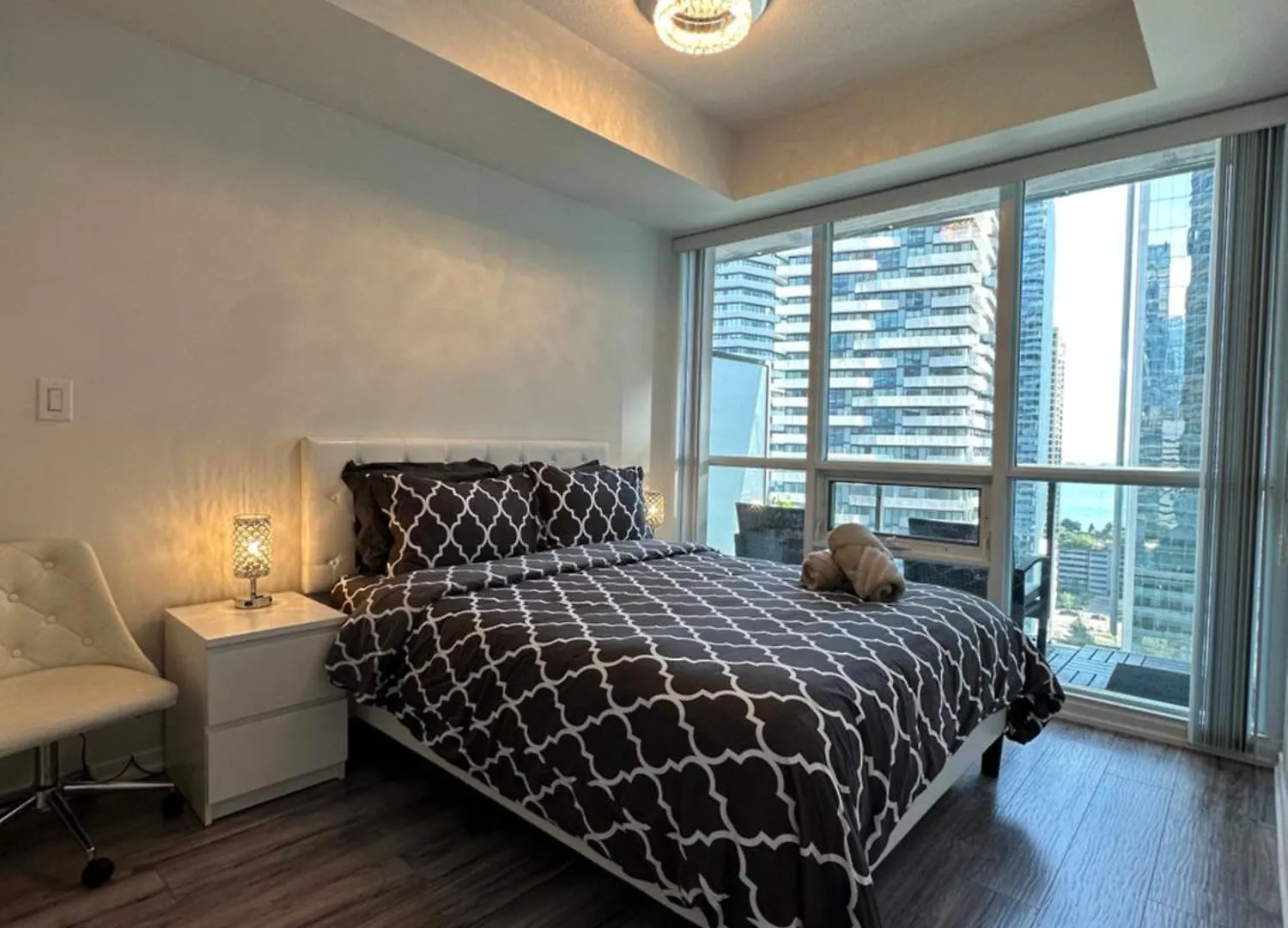 公寓 Newly Updated 2Br, 2Bath & Den In Downtown Toronto Beside Union Station & Scotia Bank Arena! 加拿大