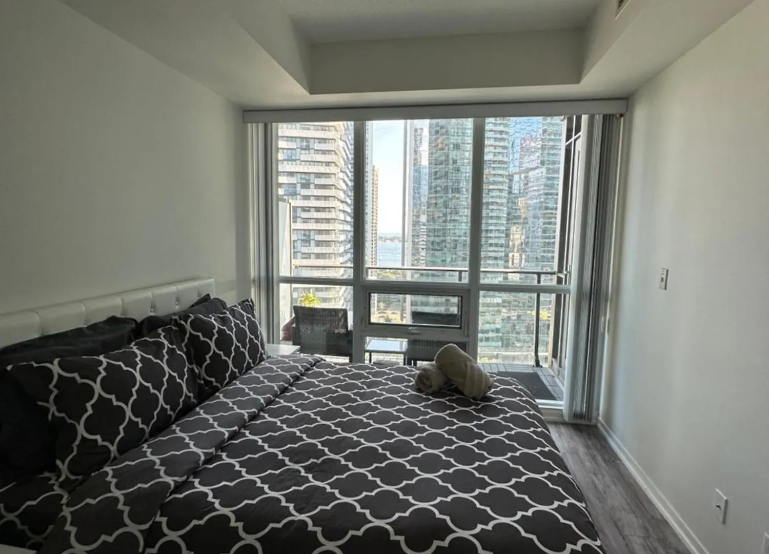 Newly Updated 2Br, 2Bath & Den In Downtown Toronto Beside Union Station & Scotia Bank Arena!