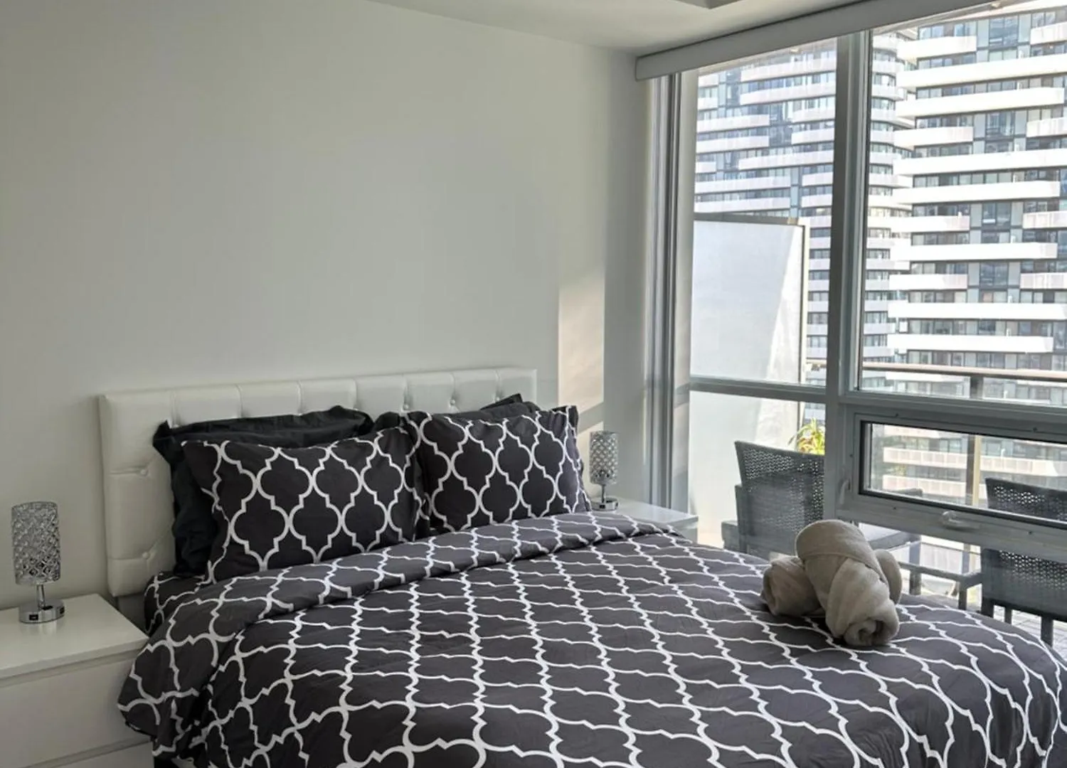 Newly Updated 2Br, 2Bath & Den In Downtown Toronto Beside Union Station & Scotia Bank Arena!