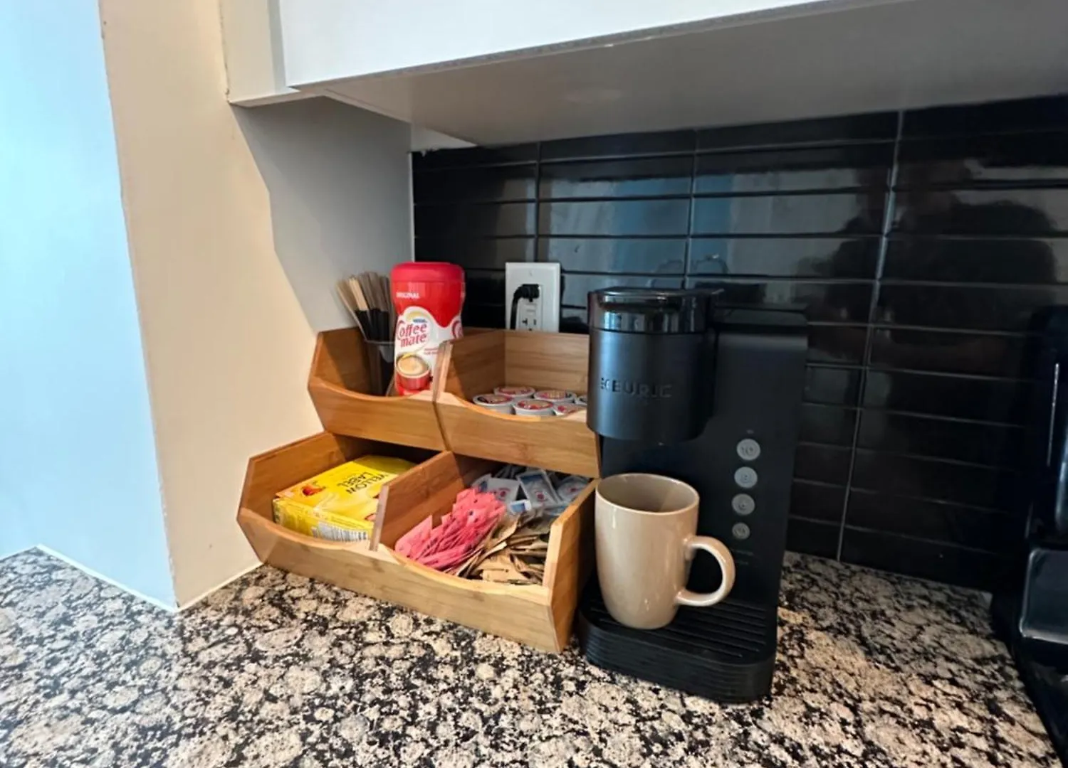 Newly Updated 2Br, 2Bath & Den In Downtown Toronto Beside Union Station & Scotia Bank Arena! 0*,