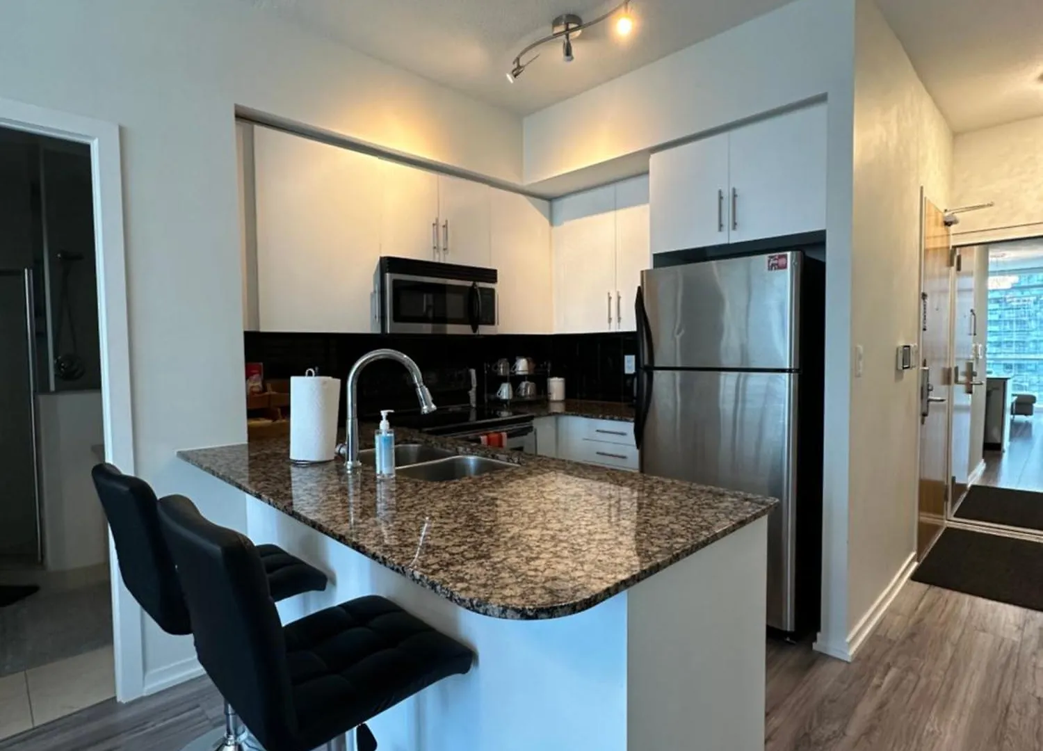 Newly Updated 2Br, 2Bath & Den In Downtown Toronto Beside Union Station & Scotia Bank Arena! Apartment