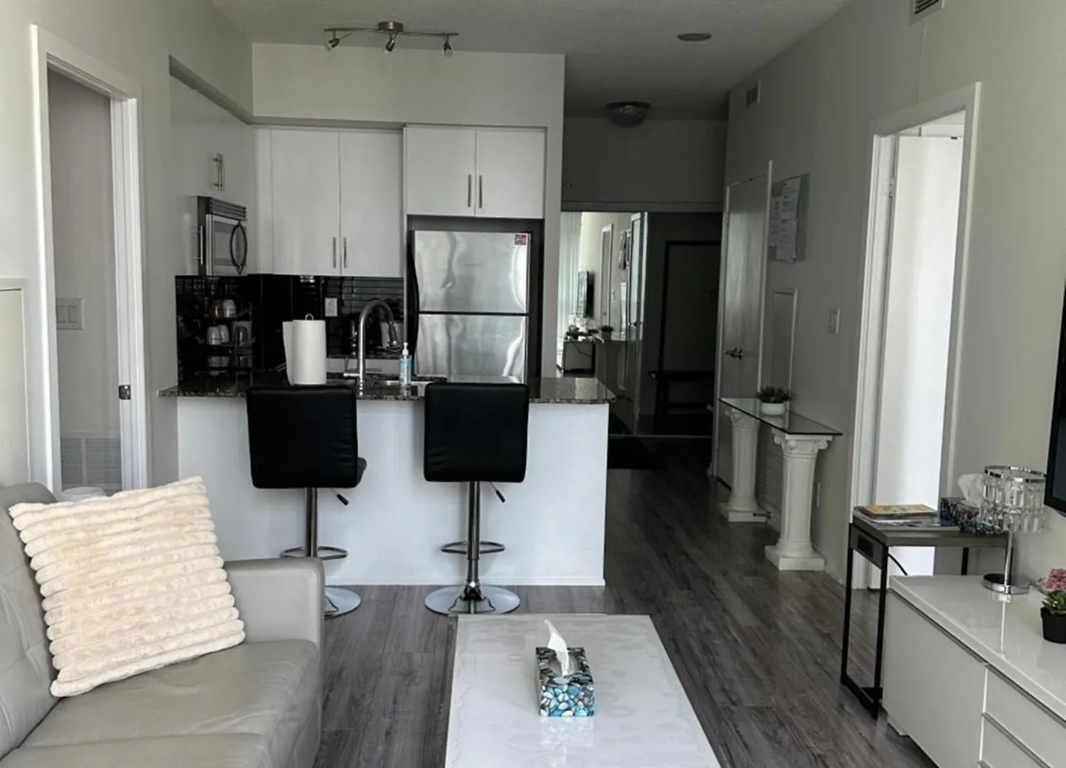 Newly Updated 2Br, 2Bath & Den In Downtown Toronto Beside Union Station & Scotia Bank Arena! 0*,  加拿大