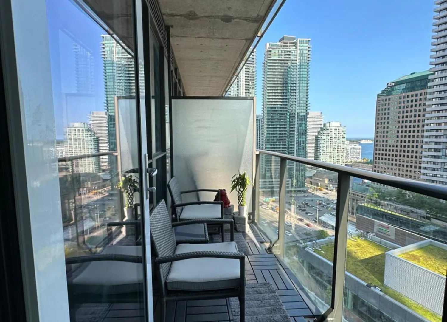 Newly Updated 2Br, 2Bath & Den In Downtown Toronto Beside Union Station & Scotia Bank Arena! 0*,