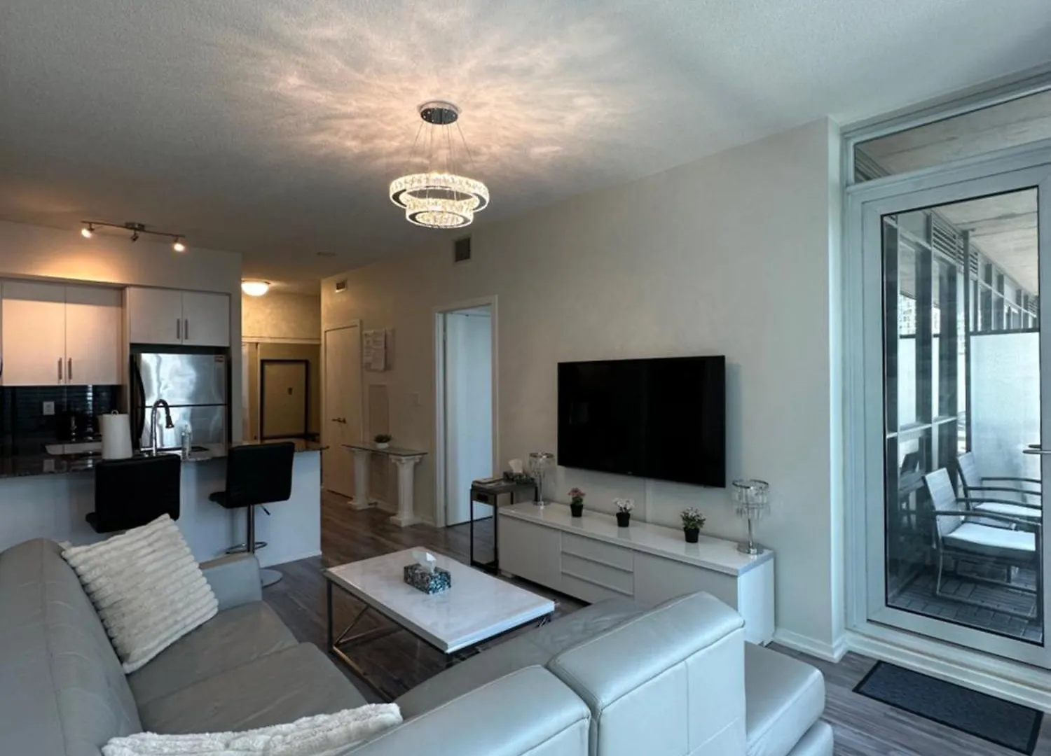 Newly Updated 2Br, 2Bath & Den In Downtown Toronto Beside Union Station & Scotia Bank Arena!