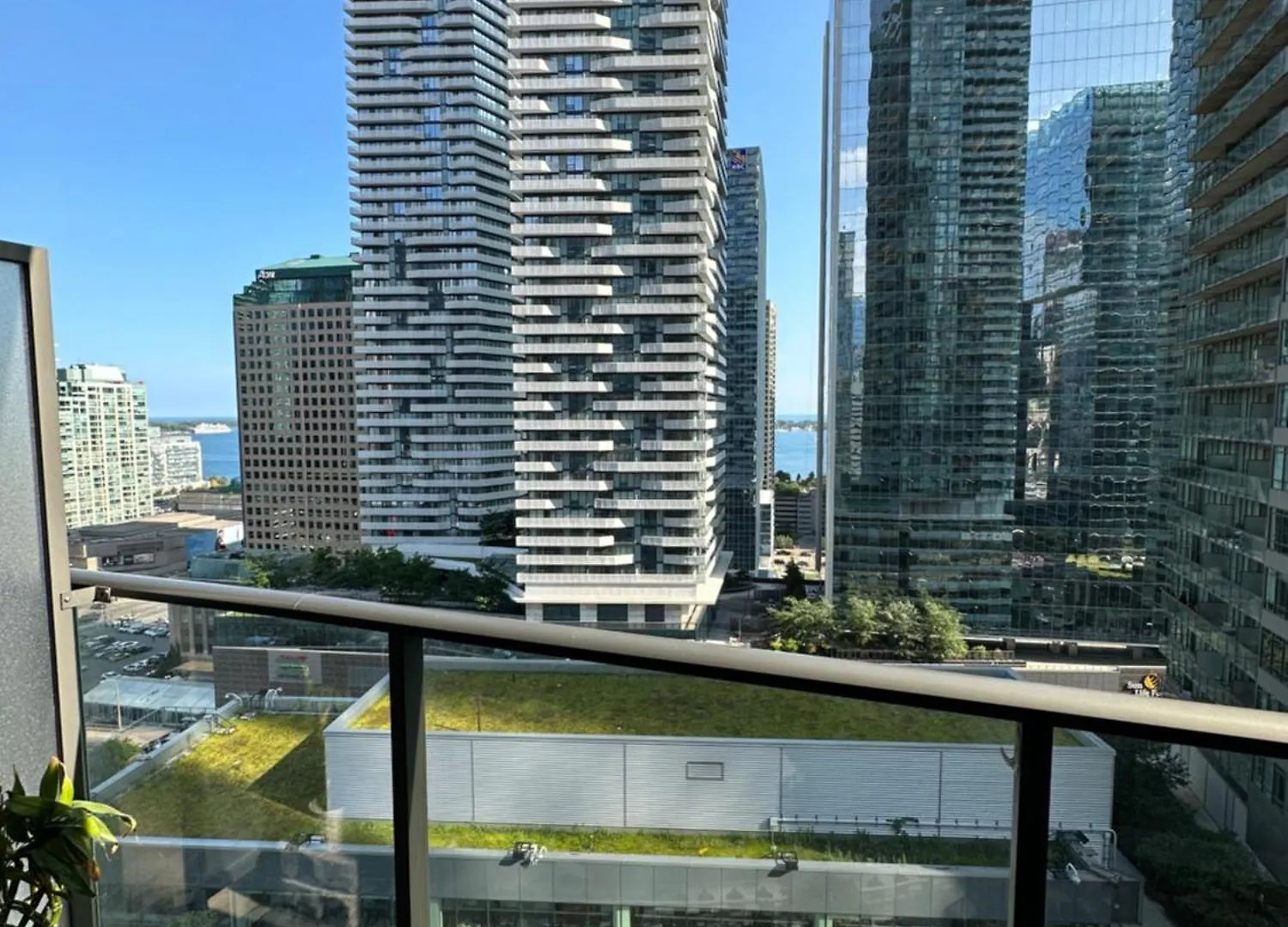 Newly Updated 2Br, 2Bath & Den In Downtown Toronto Beside Union Station & Scotia Bank Arena! 公寓