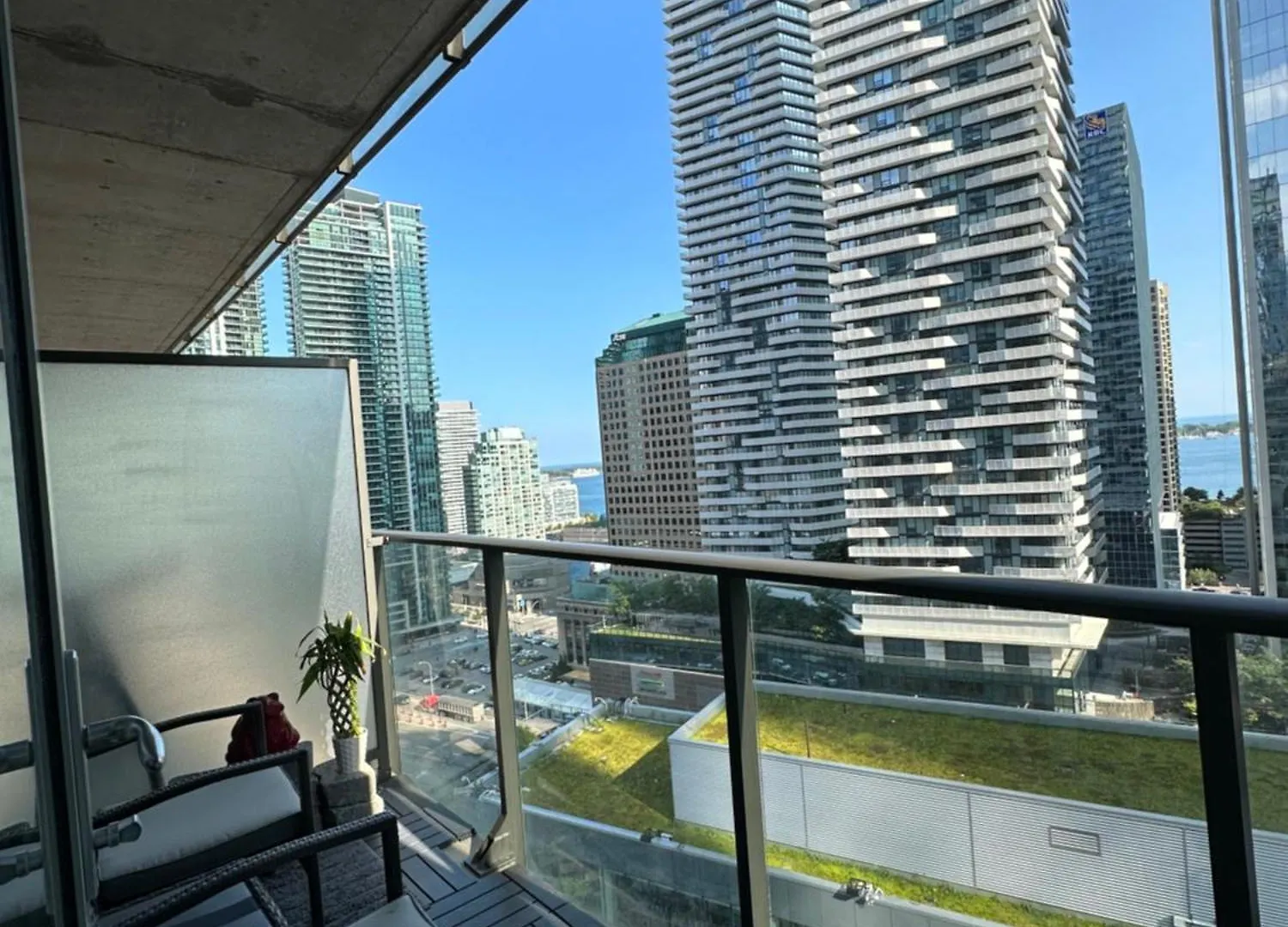 Newly Updated 2Br, 2Bath & Den In Downtown Toronto Beside Union Station & Scotia Bank Arena!