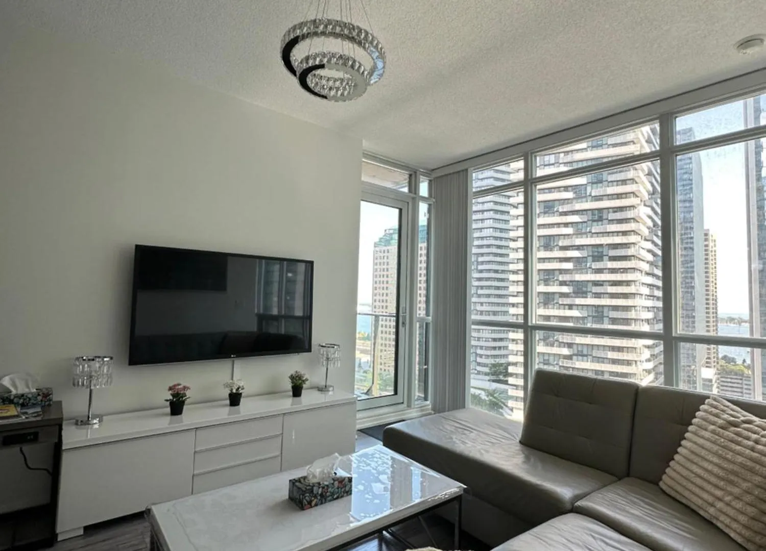 公寓 Newly Updated 2Br, 2Bath & Den In Downtown Toronto Beside Union Station & Scotia Bank Arena! 加拿大