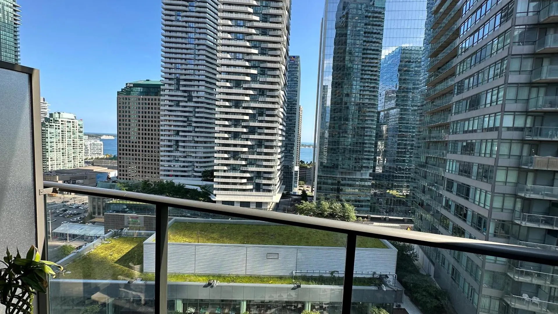 Apartment Newly Updated 2Br, 2Bath & Den In Downtown Toronto Beside Union Station & Scotia Bank Arena!